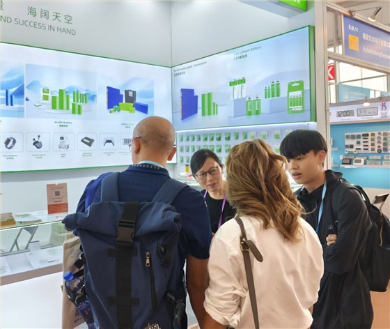 與外國(guó)客戶交流中 與外國(guó)客戶交流中